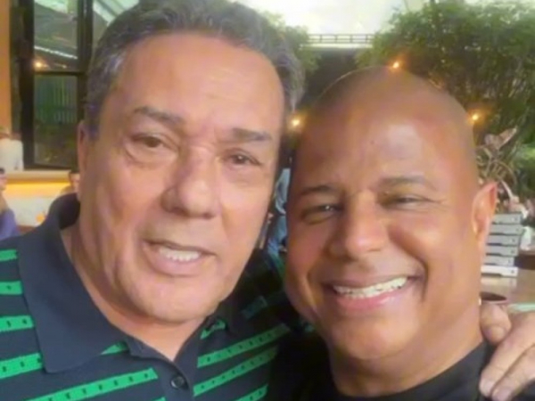 Vanderlei Luxemburgo e Marcelinho Carioca se abraçam após encontro inesperado em um bar em São Paulo