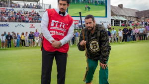 Bad Bunny e Adam Sandler em cena de "Um Maluco no Golfe 2"