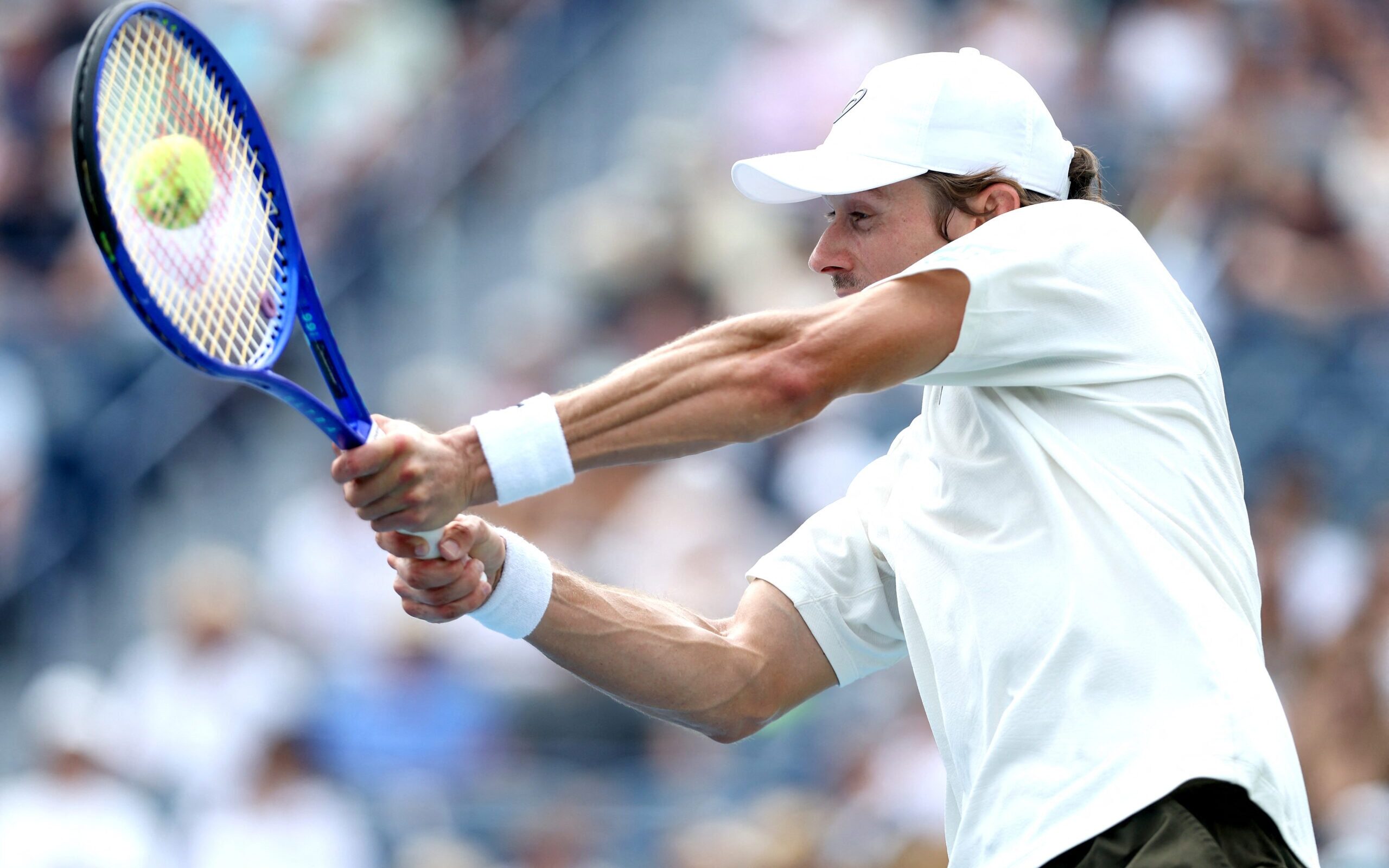 O australiano Alex De Minaur na vitória sobre o americano Frances Tiafoe  
