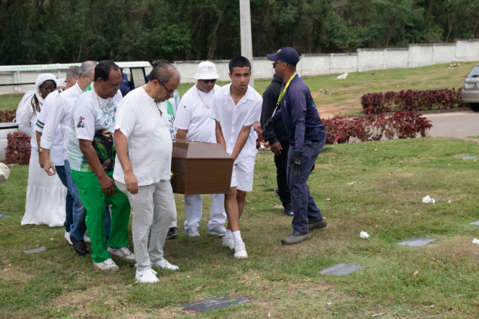 Corpo de Arlindo Cruz é sepultado no Rio de Janeiro