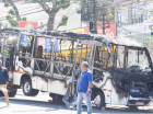Ôniubus queimado por criminosos durante operação policial no Rio de Janeiro