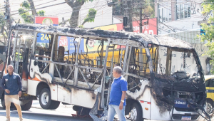 Ôniubus queimado por criminosos durante operação policial no Rio de Janeiro