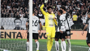 Hugo comemora após defender pênalti na partida contra o Athletico