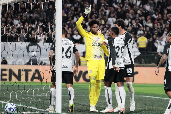 Hugo comemora após defender pênalti na partida contra o Athletico