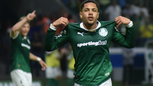 Vitor Roque, do Palmeiras, comemora após marcar gol durante a partida entre Palmeiras e Vasco