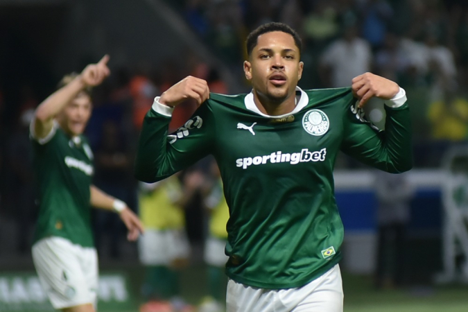 Vitor Roque, do Palmeiras, comemora após marcar gol durante a partida entre Palmeiras e Vasco