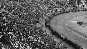 Espectadores assistem ao clássico Palmeiras e Santos sob chuva, pelo Campeonato Paulista, no estádio do Pacaembu