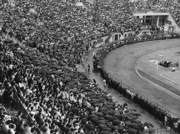 Espectadores assistem ao clássico Palmeiras e Santos sob chuva, pelo Campeonato Paulista, no estádio do Pacaembu