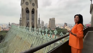 A apresentadora Patty Leone na Catedral da Sé, marco zero da cidade de São Paulo