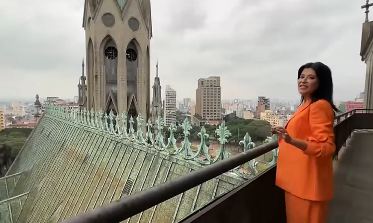 A apresentadora Patty Leone na Catedral da Sé, marco zero da cidade de São Paulo
