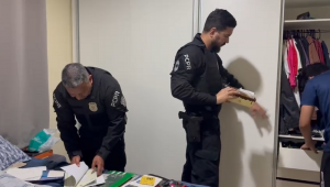 Agentes da Polícia Civil do Paraná fazem buscas em casa de suspeito de integrar quadrilha que aplicava golpe do falso financiamento imobiliário
