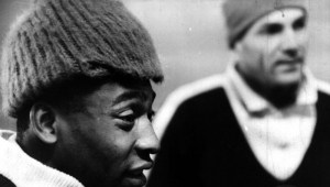 Pelé, ao lado do preparador físico Paulo Amaral, na concentração da seleção brasileira em Viña del Mar, aguarda a definição sobre sua escalação para a semifinal contra o Chile