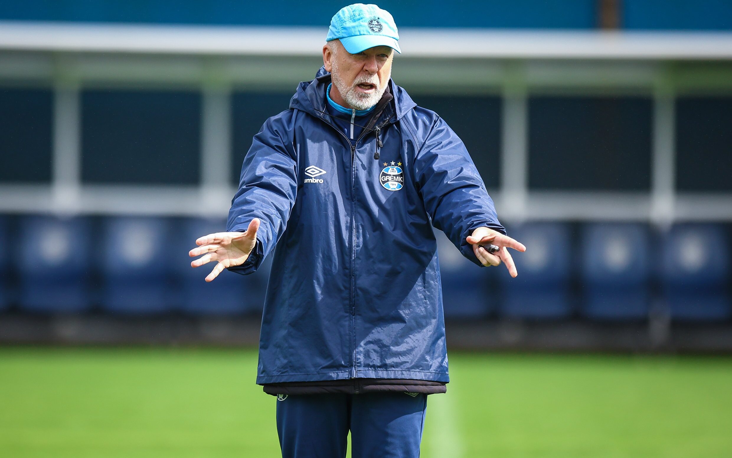 Pressionado, Mano Menezes promoverá mudanças na equipe. 