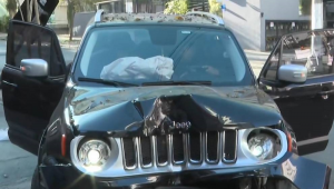 Jeep Renegade destruído após acidente na rua Joaquim Távora, na Vila Mariana, zona sul de São Paulo