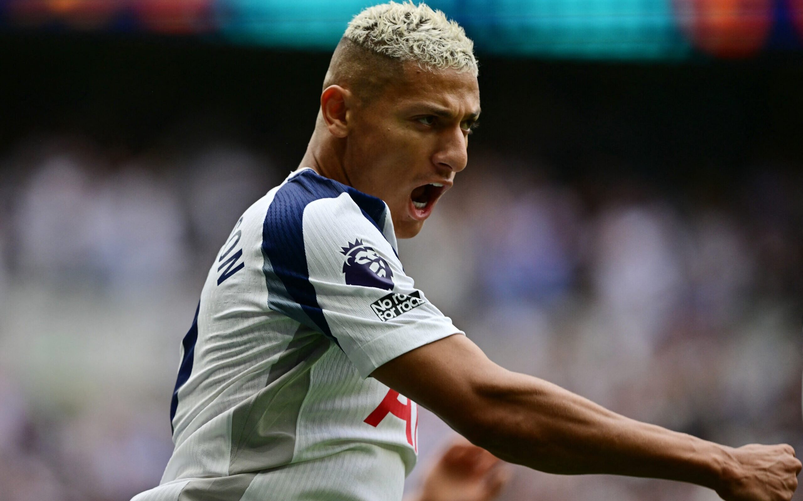 Richarlison comemora gol pelo Tottenham na Premier League 