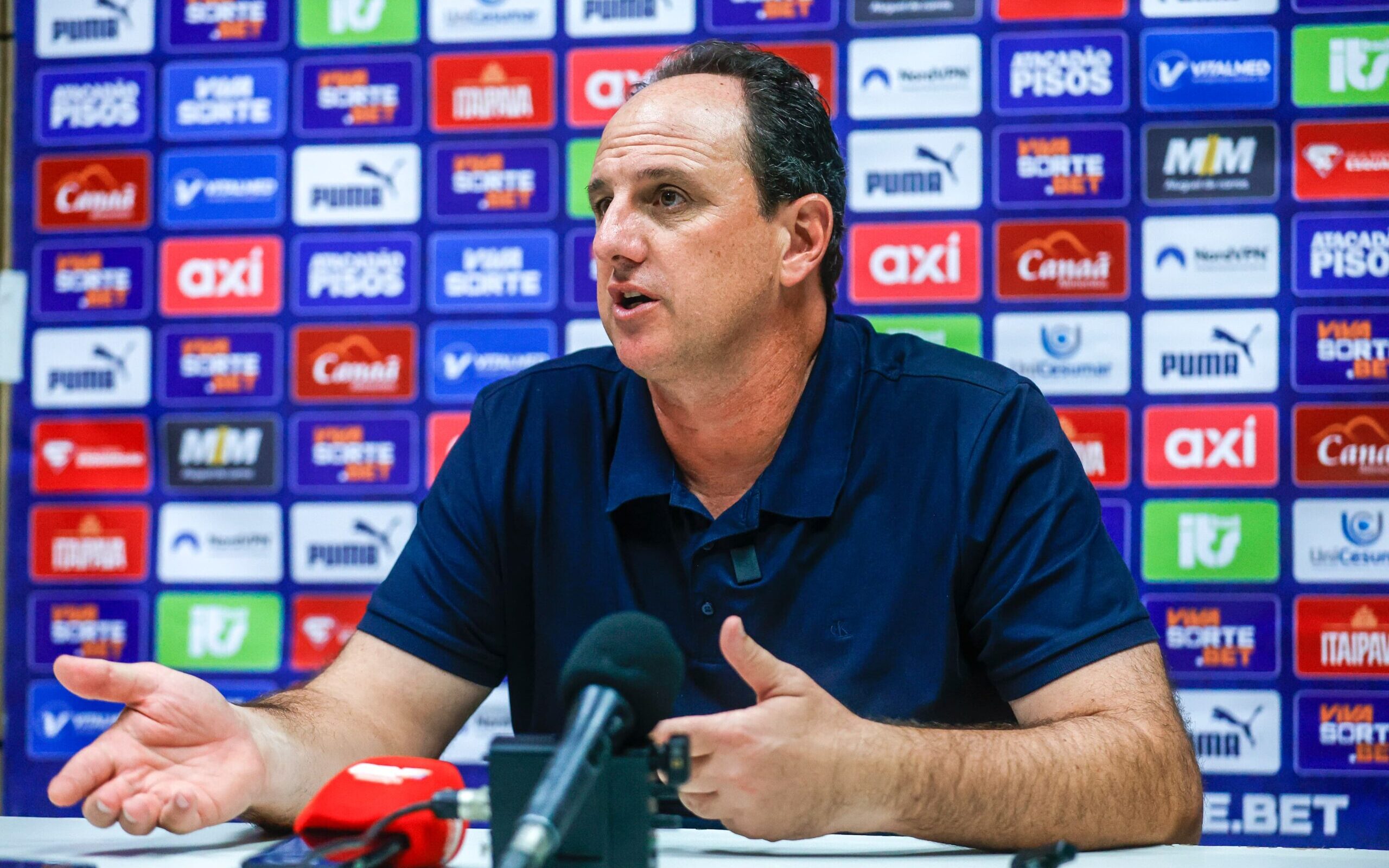 Rogério Ceni concede entrevista coletiva 