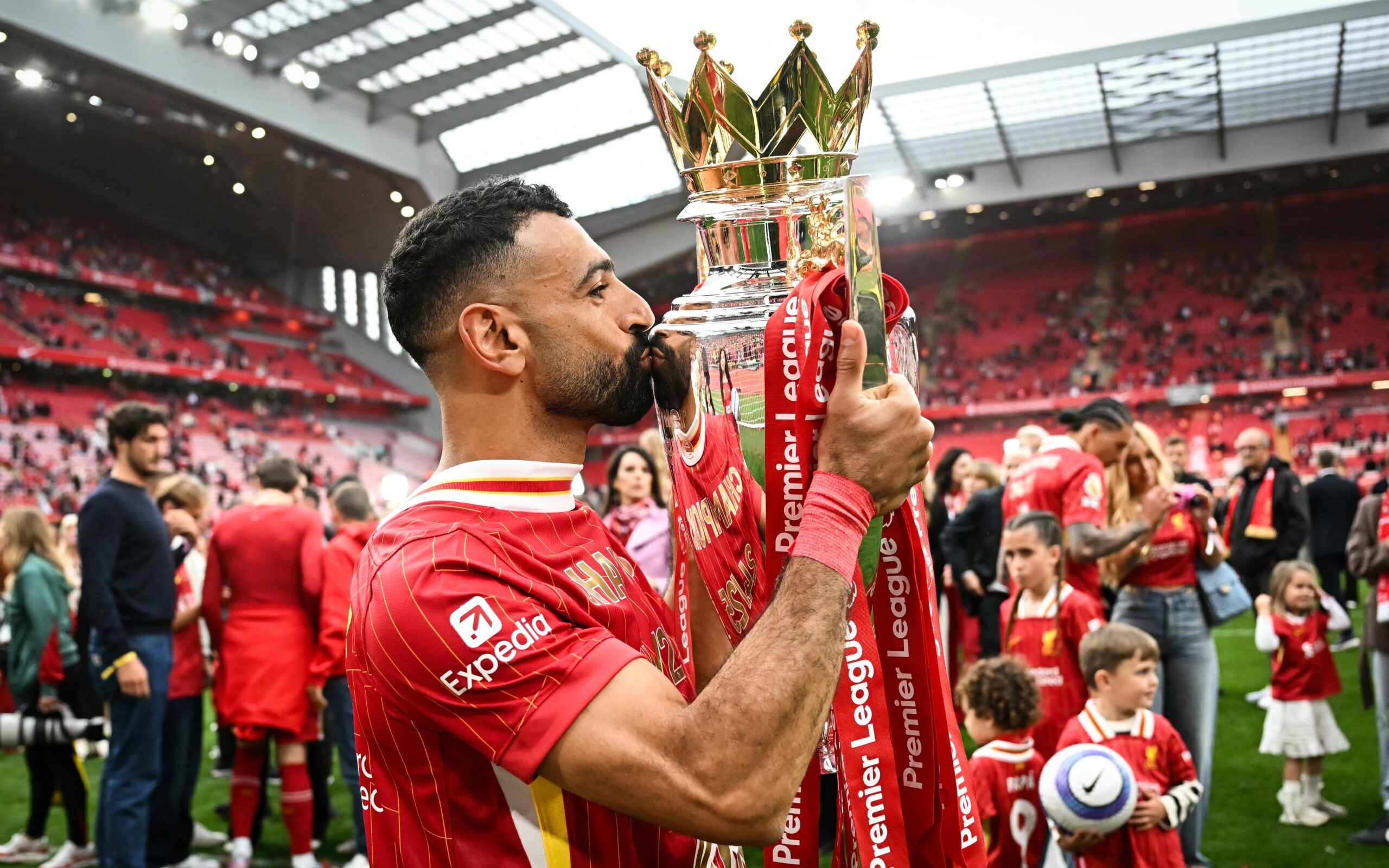 Salah beija a taça após a conquista da Premier League pelos Reds 