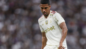 Samuel Lino em ação pelo Flamengo contra o Ceará (Foto: Gilvan de Souza / Flamengo)