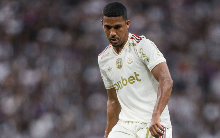 Samuel Lino em ação pelo Flamengo contra o Ceará (Foto: Gilvan de Souza / Flamengo)