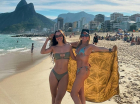 Helô Pinheiro com sua neta Bruna diante do cartão-postal do Morro Dois Irmãos, no Rio de Janeiro