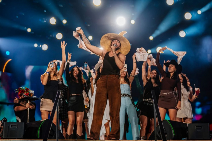 O cantor Nattan se apresenta pela primeira vez no palco da Festa do Peão de Barretos