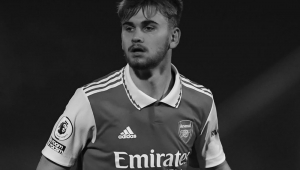 Foto de Billy Vigar postada pelo Arsenal em publicação para homenagear o jogador morto após choque de cabeça