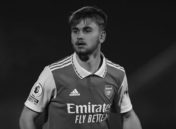 Foto de Billy Vigar postada pelo Arsenal em publicação para homenagear o jogador morto após choque de cabeça