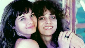 Daniella Perez abraçada com Gloria Perez