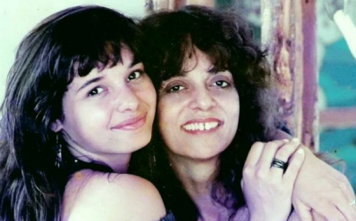 Daniella Perez abraçada com Gloria Perez