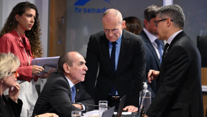 Senador Marcelo Castro, ao centro, é o relator do novo Código Eleitoral