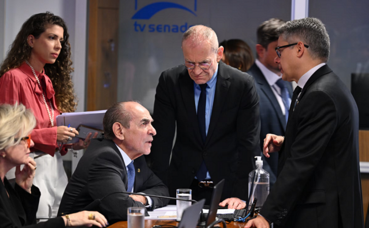 Senador Marcelo Castro, ao centro, é o relator do novo Código Eleitoral