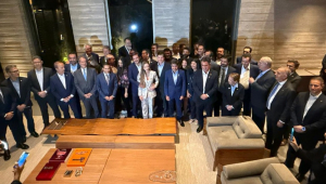 Tarcísio de Freitas (no fundo, à esquerda, ao lado de Ronaldo Caiado) participa de jantar que celebrou a federação entre União Brasil e PP