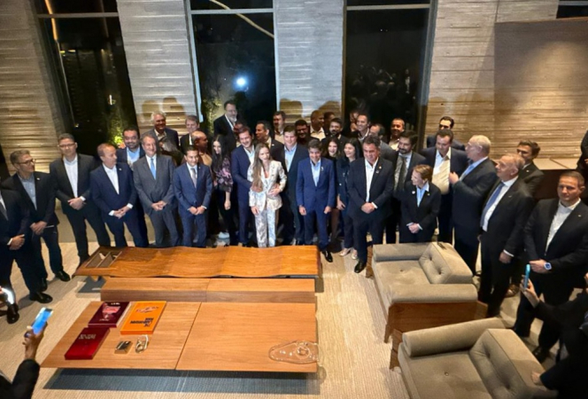 Tarcísio de Freitas (no fundo, à esquerda, ao lado de Ronaldo Caiado) participa de jantar que celebrou a federação entre União Brasil e PP