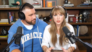 Ao lado do namorado Travis Kelce, a cantora Taylor Swift participa do podcast New Heights