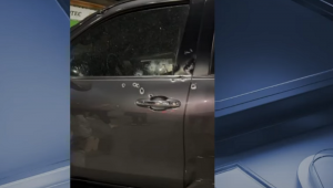 Marcas de tiros na porta da SUV de Thiago da Silva Pereira, alvo de um atentado na Barra da Tijuca