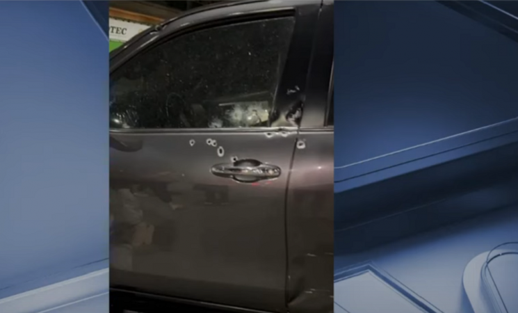 Marcas de tiros na porta da SUV de Thiago da Silva Pereira, alvo de um atentado na Barra da Tijuca