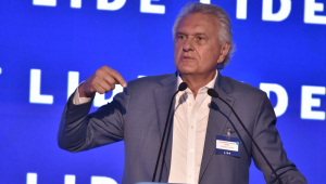 O governador de Goiás, Ronaldo Caiado, participa do 24º Fórum Empresarial no Hotel Fairmont, em Copacabana, na zona sul do Rio de Janeiro