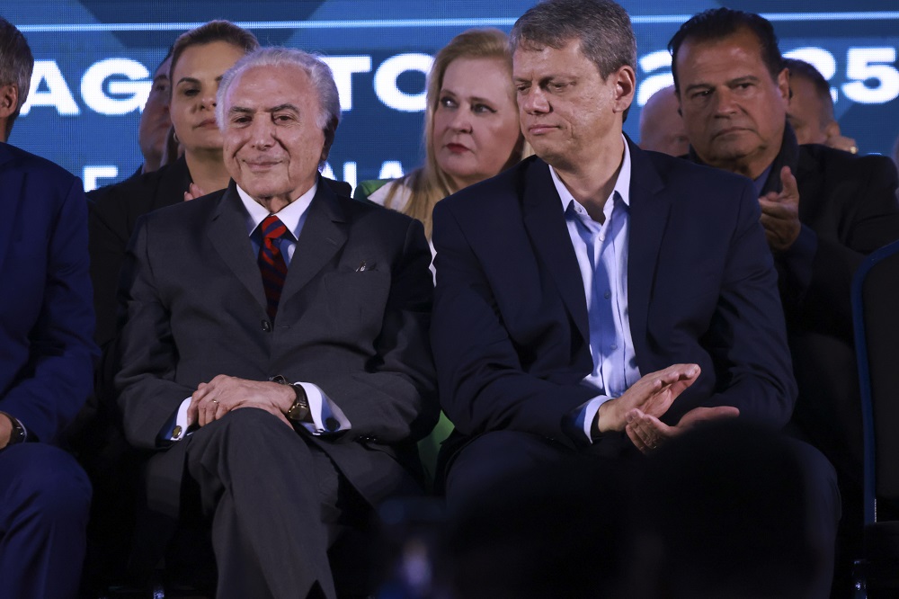 Tarcísio troca elogios com Temer, faz anúncios para prefeituras e recebe afago de Kassab