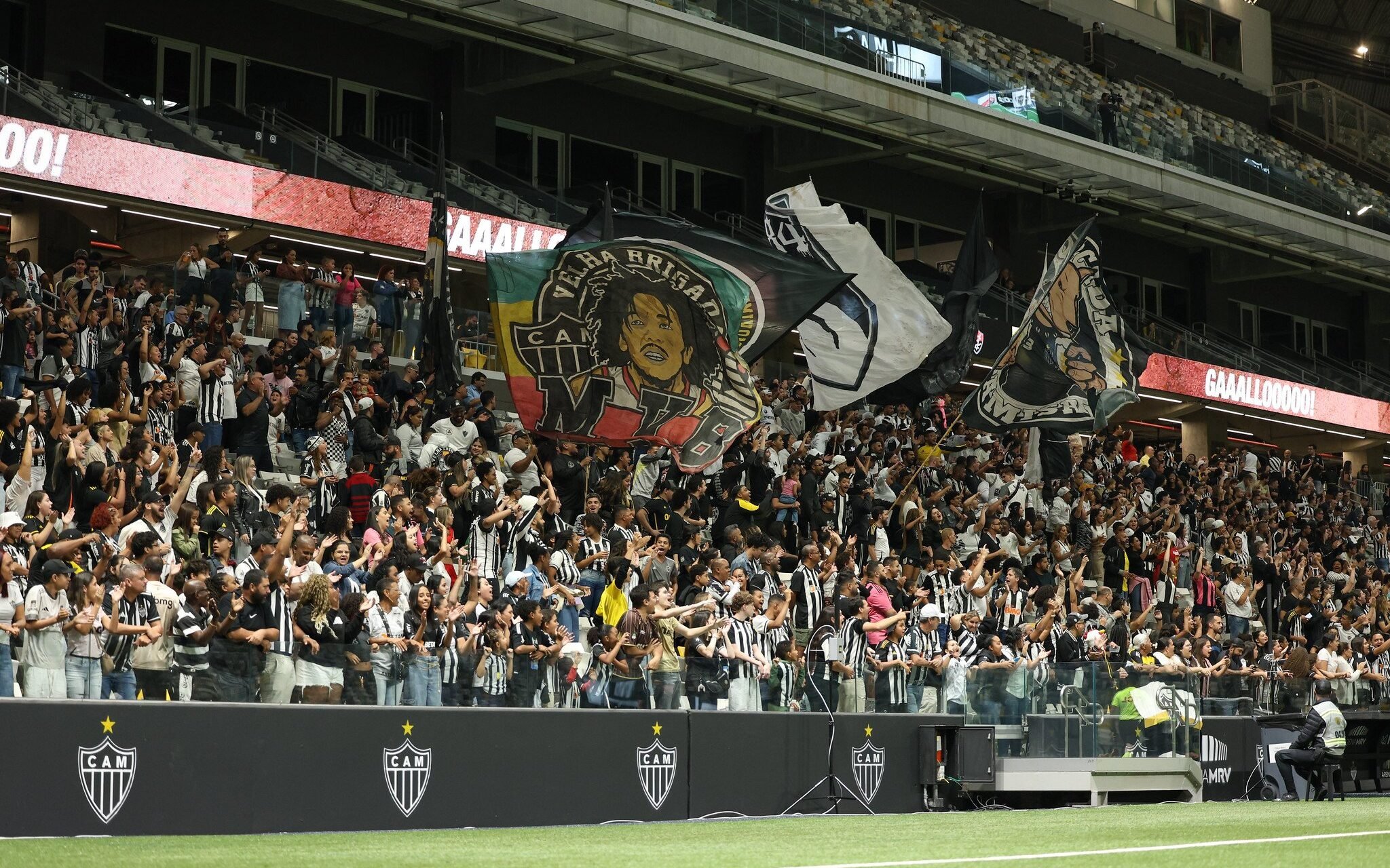 Torcida nas arquibancadas da Arena MRV para acompanhar Atlético-MG x Vitória. 