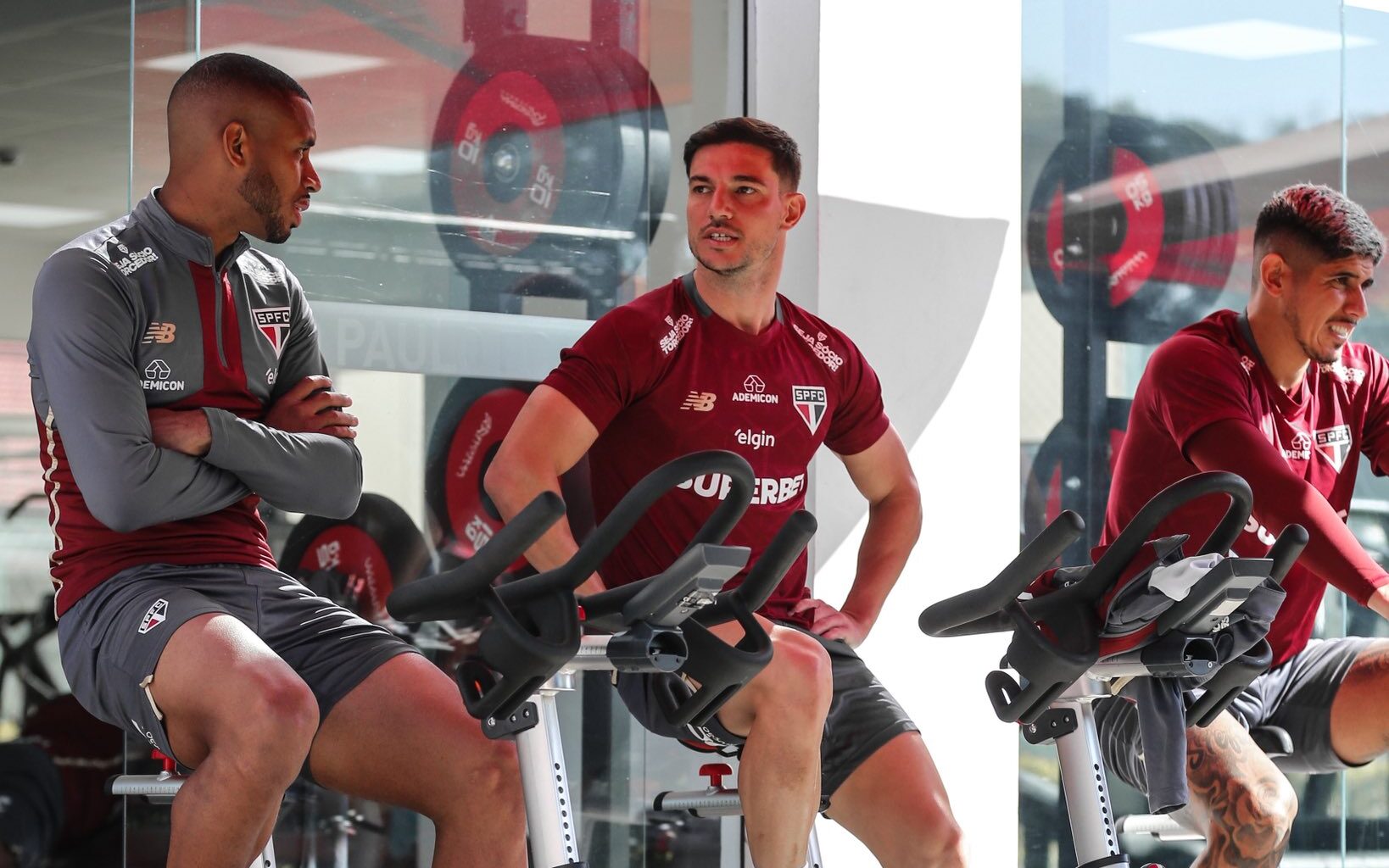 Tricolor faz último treino e viaja antes de enfrentar o Internacional 