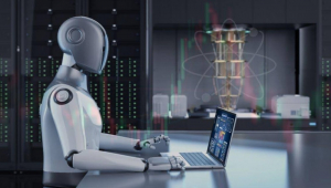 Robô em fente ao notebook