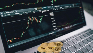 Computador com gráfico de investimento