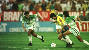 Bebeto parte com a bola dominada em jogo contra a Bolívia, no Recife, pelas Eliminatóriaa da Copa do Mundo de 1994
