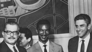 O jogador Didi (Waldir Pereira), no centro, entre Manuel Raimundo (e) e Paulo Planet Buarque, à direita