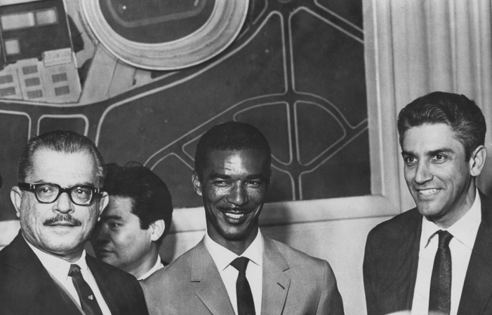 O jogador Didi (Waldir Pereira), no centro, entre Manuel Raimundo (e) e Paulo Planet Buarque, à direita