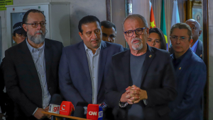 Ricardo Teixeira (terceiro da esquerda para a direita) , presidente da Câmara de São Paulo, fala com a imprensa