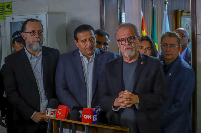 Ricardo Teixeira (terceiro da esquerda para a direita) , presidente da Câmara de São Paulo, fala com a imprensa
