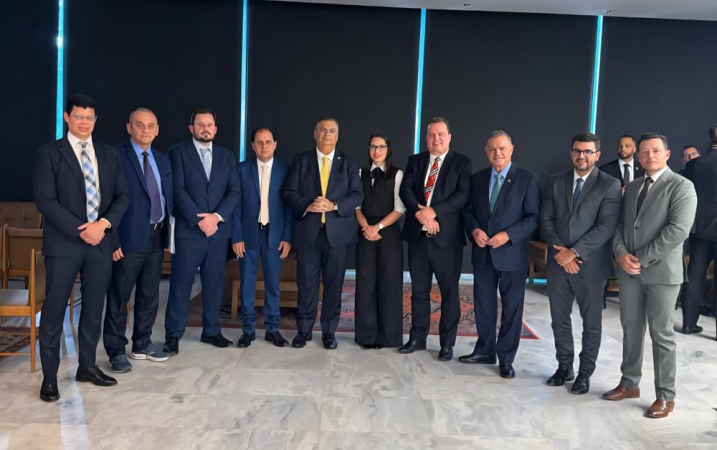 Wellington Fagundes (oitavo da esq. para a dir.) atuo junto ao STF para restabelecer lei que proíbe concessão de incentivos fiscais a empresas que adotem boicotes ao agro local