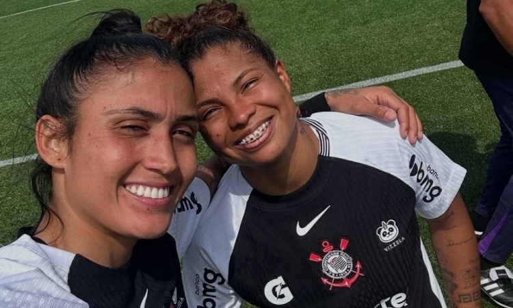 Jacque Ribeiro e Dayana Rodrigues foram as autoras do gol do Corinthians na vitória sobre o São