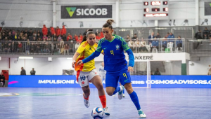 Emily parte com a bola dominada na final do Torneio de Xanxerê